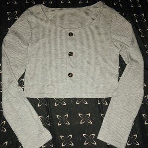Grey cropped long sleeved shirt.